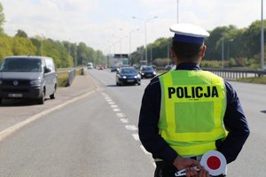 Policjant ruchu drogowego na drodze