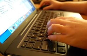 ręce na klawiaturze laptopa
