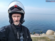 motocyklista w kasku na tle morza