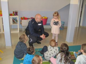 Policjant na zajęciach w przedszkolu