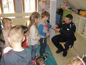 Policjant na zajęciach w przedszkolu