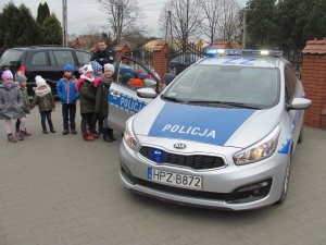 Policjant na zajęciach w przedszkolu