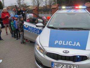 Policjant na zajęciach w przedszkolu