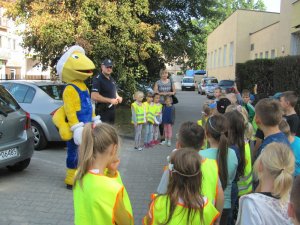 Policjant i maskotka Mrówka na zajęciach z dziećmi