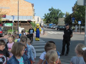 Policjant i maskotka Mrówka na zajęciach z uczniami