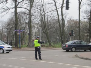 Policjant kieruje ruchem na skrzyżowaniu