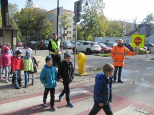 Policjant i Pan Stopek uczą dzieci jak zachować się na przejściu dla pieszych