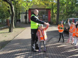 Policjant uczy dzieci zasad bezpieczeństwa na drodze