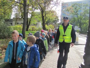 Policjant uczy dzieci jak zachować się na drodze