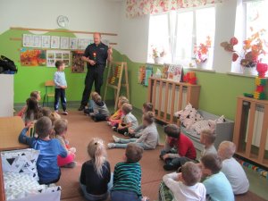 Policjant uczy dzieci zasad bezpieczeństwa