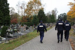 Policjanci podczas służby w rejonie cmentarza