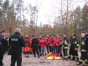 Funkcjonariusze różnych służb w trakcie ćwiczeń w lesie