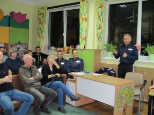 Policjanci i mieszkańcy gminy Żabia Wola podczas debaty społecznej