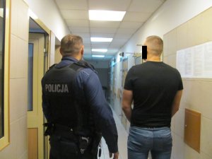 Policjant z jednym z zatrzymanych mężczyzn