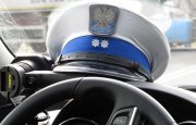 kierownica i policyjna czapka