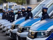 Policjanci przy nowych pojazdach służbowych
