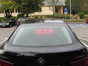 Nowy radiowóz pokazany tyłem z podświetlanym napisem Policja