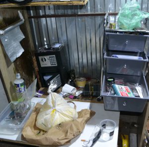 Wnętrze garażu, w którym zostały znalezione narkotyki