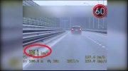 obraz z wideorejestratora z licznikiem prędkości