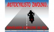 Zdjęcie motocyklisty z napisem Motocyklisto zwolnij