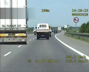 Zdjęcie z nagrania wykroczenia - pojazd ciężarowy wyprzedza za znakiem