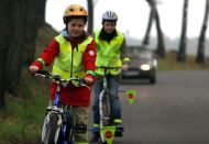 Dzieci na rowerach na drodze