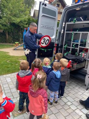 Policjanci drogówki na spotkaniu z przedszkolakami