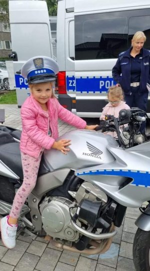 Policjanci drogówki na spotkaniu z przedszkolakami