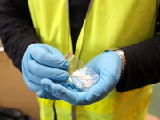 torebka z amfetaminą w rękach policjanta