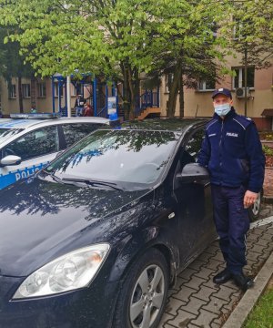 Policjant przy radiowozie