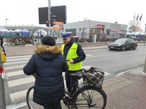 Policjant podczas działań profilaktycznych.