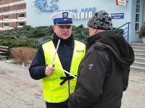 Policjant podczas działań profilaktycznych.