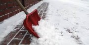 śnieg na chodniku i łopata