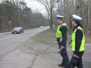 Policjanci podczas działań na drogach