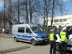 Policjanci ruchu drogowego podczas działań w pobliżu przedszkola