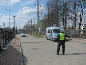 Policjanci ruchu drogowego podczas działań w pobliżu przedszkola