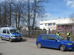 Policjanci ruchu drogowego podczas działań w pobliżu przedszkola