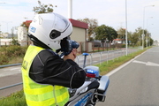 Policyjny motocyklista z miernikiem prędkości