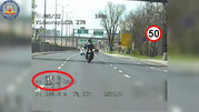 Obraz z policyjnej kamery- motocyklista na drodze