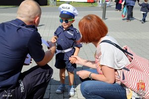 policjant z dzieckiem w policyjnym stroju