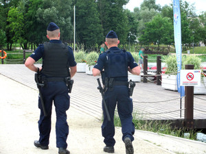 dwóch policjantów na terenie kąpieliska