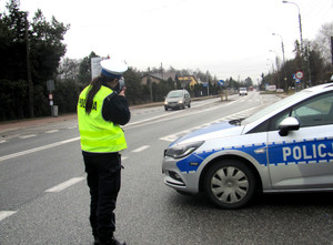 Policjantka kontroluje prędkość jazdy samochodów przed przejściem