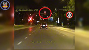 zdjęcie z nagrania ulicy z pojazdami i znakami drogowymi
