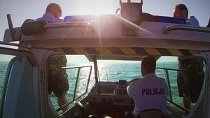 zdjęcie ze spotu- policjanci podczas służby na wodzie