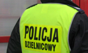 Zdjęcie policjanta w kamizelce odblaskowej z napisem Policja Dzielnicowy