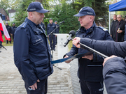Komendant Główny Policji wręcza symboliczny klucz Komendantowi Komisariatu Policji w Jaktorowie