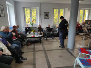 Policjant podczas spotkania z seniorami w Milanówku
