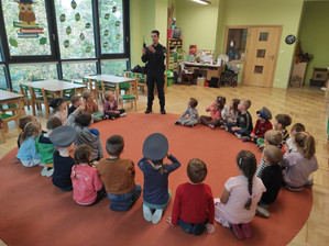 Policjant podczas zajęć z dziećmi w sali przedszkola