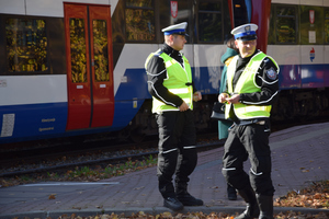 Policjanci podczas rozdawania odblasków na drogach