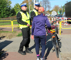 Policjanci rozdają elementy odblaskowe